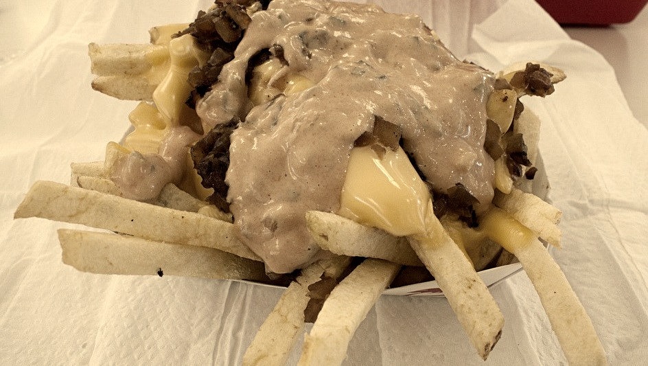 Animal style fries (by Listen to what the eyes see.)